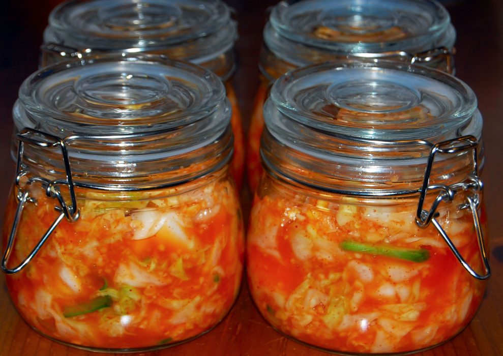 Kimchi är en traditionell, koreansk, fermenterad rätt, ofta gjord på salladskål