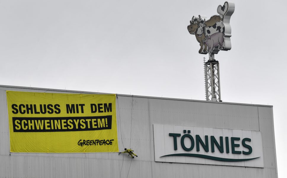 Miljöaktivister utanför köttjätten Tönnies slakteri i Rheda-Wiedenbrück kräver ett "slut på svineriet".