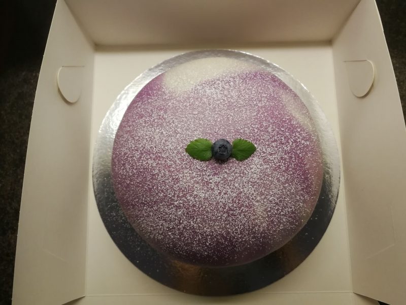 Alla äldre i Bålsta fick vegansk blåbärsprinsesstårta.