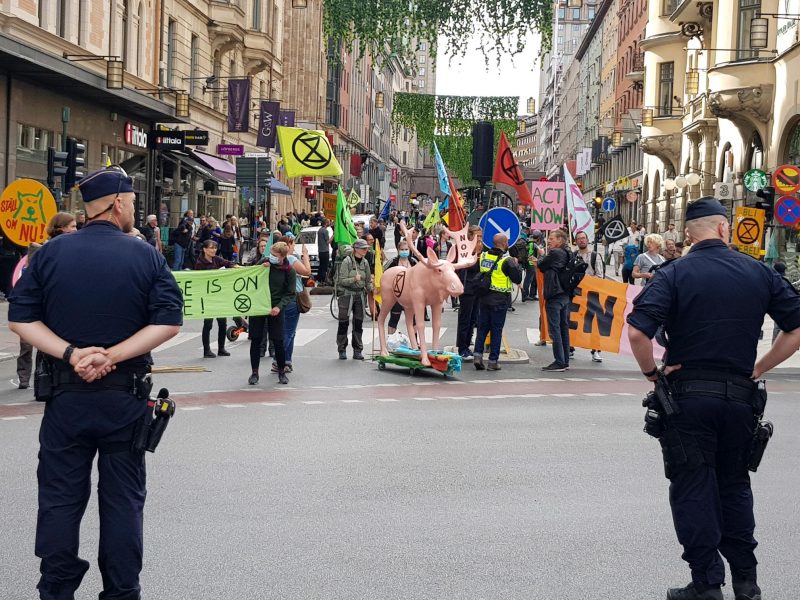 Flera hundra personer från olika delar av landet deltog i aktionerna i Stockholm och lyckades stoppa trafiken på flera håll.