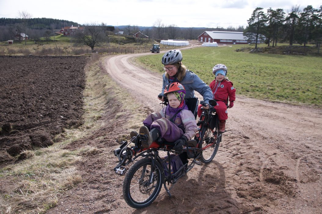 Matilda Forsärla och hennes barn Gro (på pakethållaren) och Frej (framtill)