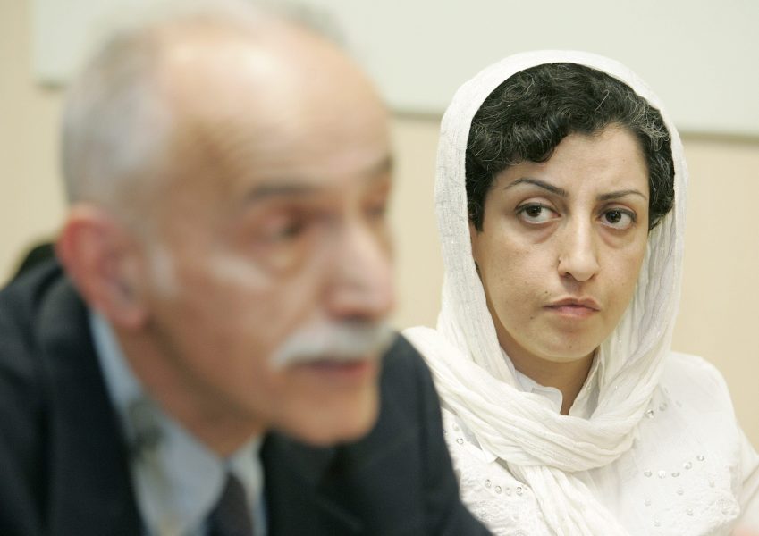 Den iranska människorättsförsvararen Narges Mohammadi, till höger i bild, ser på Karim Lahidji, en annan ledande människorättsaktivist.