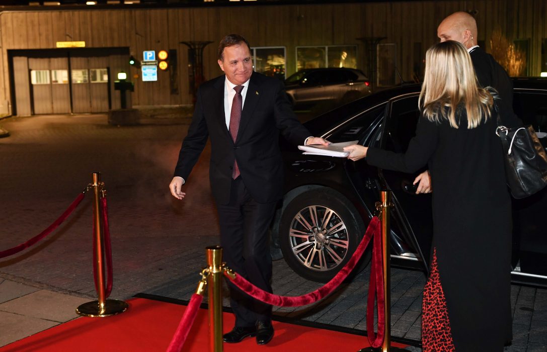 Statsminister Stefan Löfven (S) när han anlände till SVT för debatten.