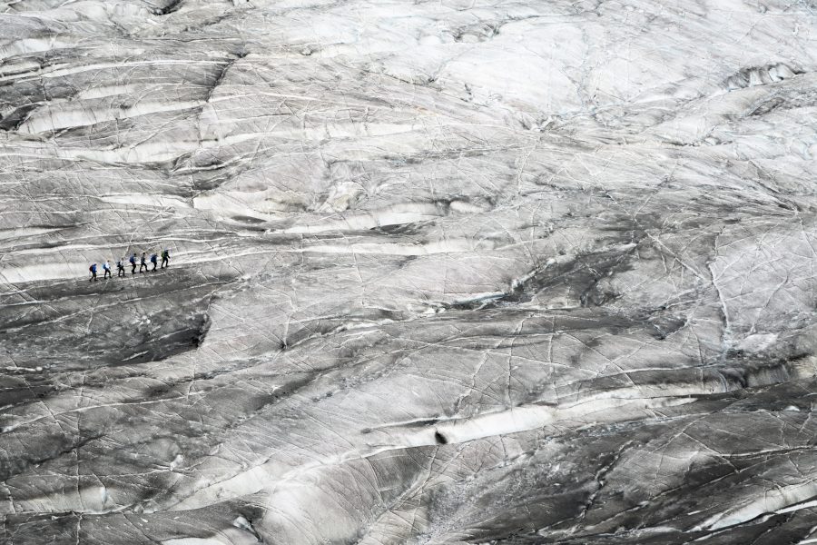 En grupp vandrare korsar Aletschglaciären, en glaciär som krymper allt mer.