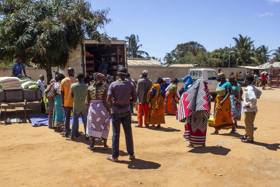 Människor köar för att hämta mat i Moçambique.