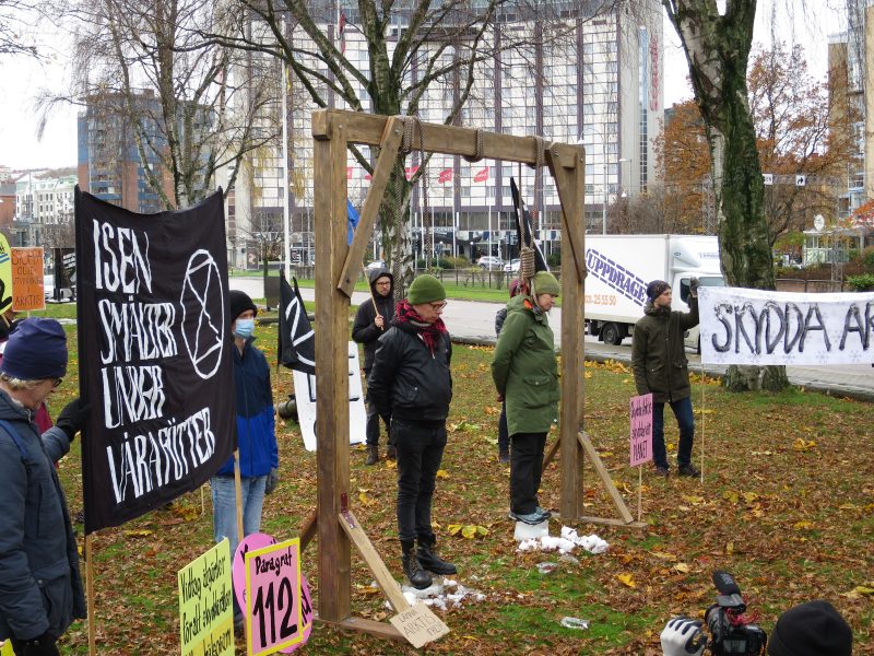 Aktivister genomför en symbolisk hängningsaktion utanför Norges konsulat i Göteborg för att symbolisera hur isen smälter under våra fötter.