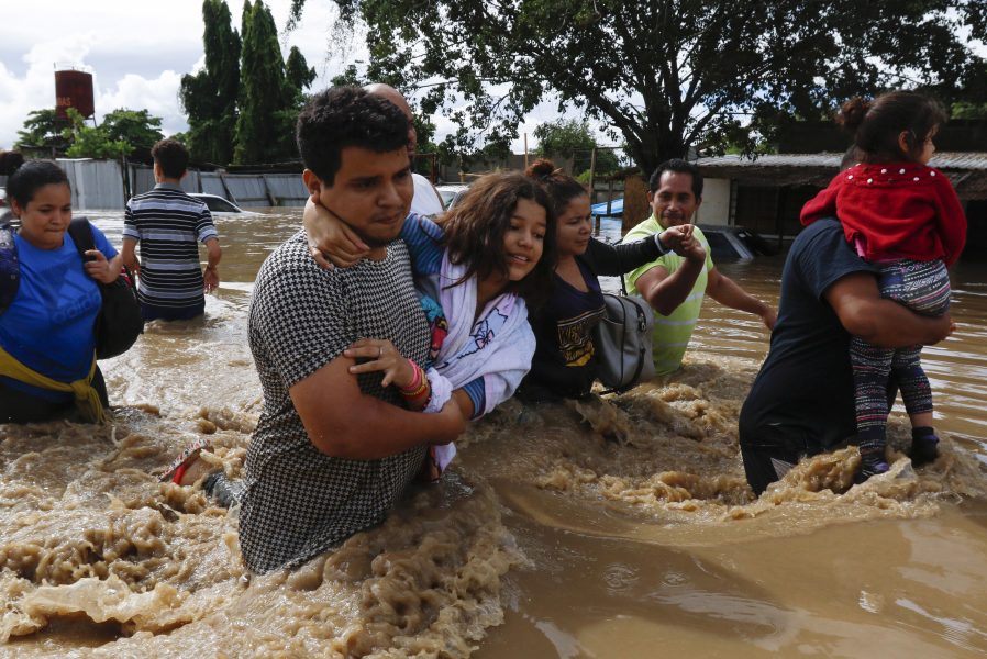 Översvämmade gator i Honduras efter ovädret Eta.