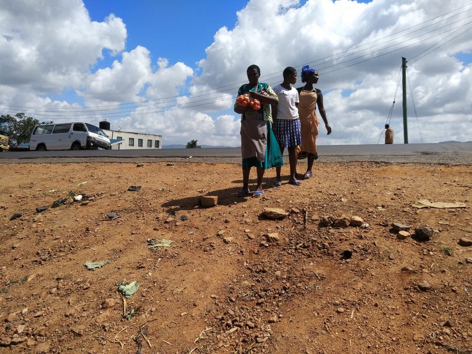 Kvinnor säljer lokalproducerad mat i Casamence i södra Senegal