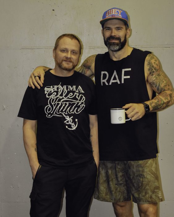 Crossfit Ekens ägare Mathias Lundberg med en av boxens coacher, Fredrik du Hane