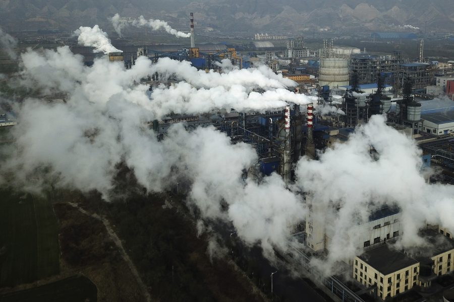 Rök stiger upp från kolkraftverk i Hejin i provinsen Shanxi i norra Kina.
