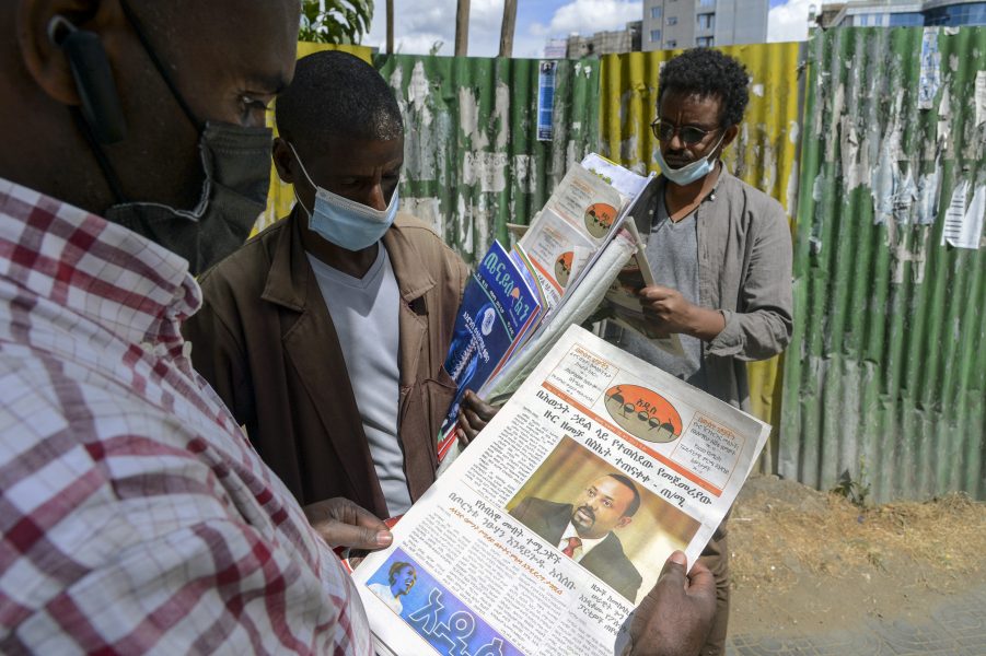 Etiopier läser nyheter om den väpnade konflikten i landets norra delar.