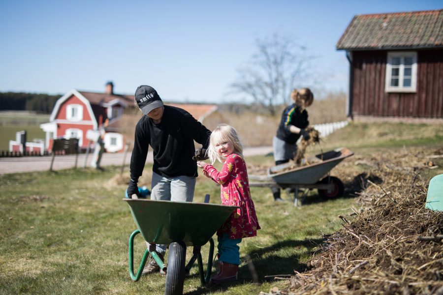 Josefine Gustafsson och Sandra Boström bor grannar i byn Ve i Väse.