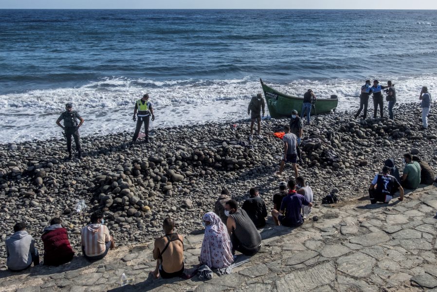 Migranter som anlänt till Kanarieöarna övervakas av spansk polis.
