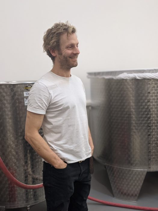 Nicholas Rosenstock på Roots Kombucha i Malmö tycker också att det är svårt att nå ut i butikskedjorna