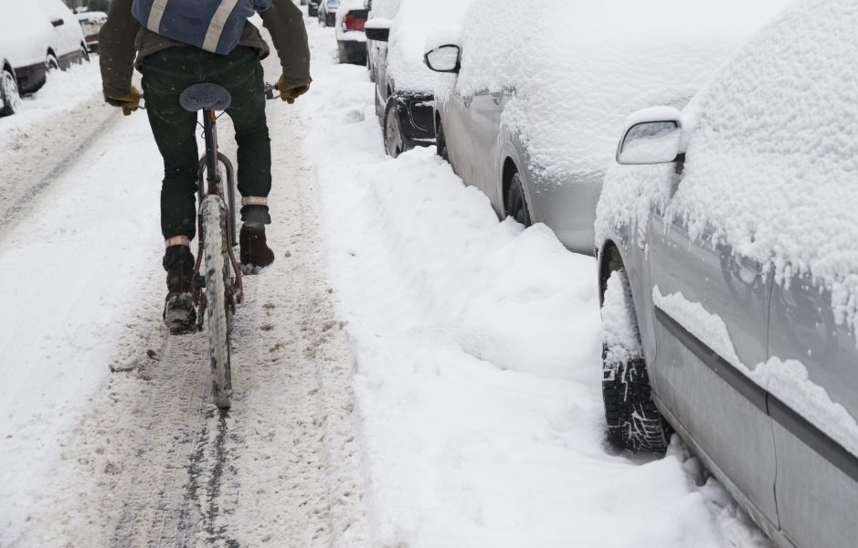 60 procent av Sveriges cyklister skulle cykla mer på vintern om de kunde göra det på ett säkrare sätt.