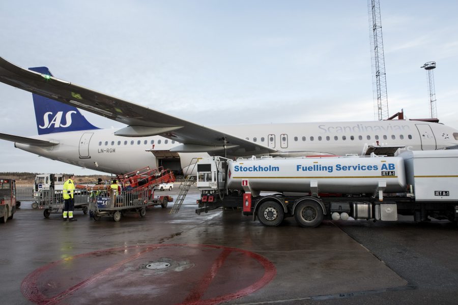 En Airbus 320 Neo tankas på Arlanda flygplats.