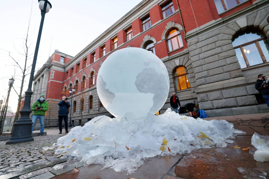 En jordglob i is – känslig för temperaturhöjningar – placerades utanför Högsta domstolen när målet behandlades i november.