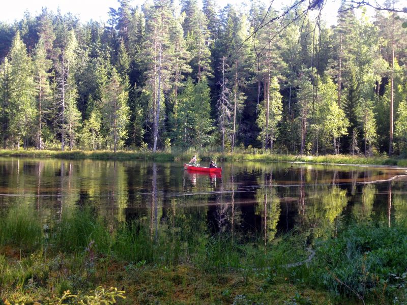 Leyden Fernandez-Vidal och Carla Perez samlar in prover från sjön Alinen Mustajärvi i södra Finland, en av 10450 miljöer som ingick i studien.