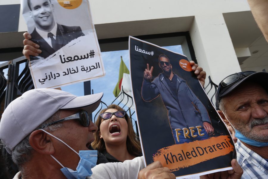 Protesterande kräver frigivning av den algeriske journalisten Khaled Drareni som i september dömdes till fängelse.