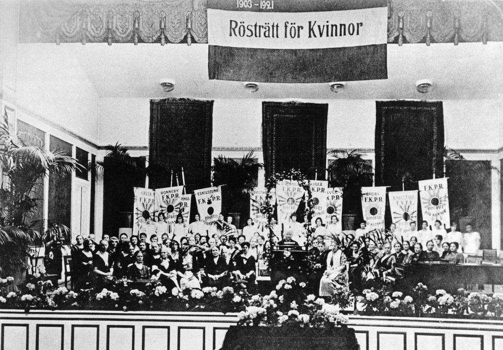Landsföreningen för kvinnans politiska rösträtt (LKPR) har segermöte i Musikaliska akademien med högtidstal av Ellen Key