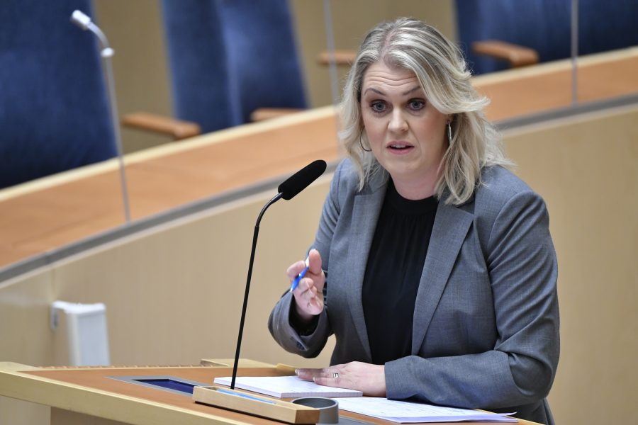 Socialminister Lena Hallengren (S) vill få mer kraftfulla och träffsäkra verktyg för att hindra smittspridningen.