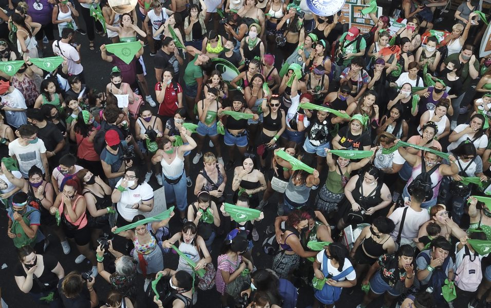 Aktivister som vill legalisera aborter samlas utanför kongressen i Buenos Aires.