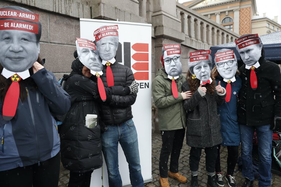 Demonstration utanför det norska stortinget för att Norge ska skriva på FN:s konvention om kärnvapenförbud.