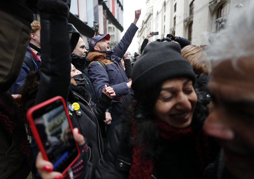 Assange-anhängare i London firar efter beskedet att Assange inte kommer att utlämnas till USA.