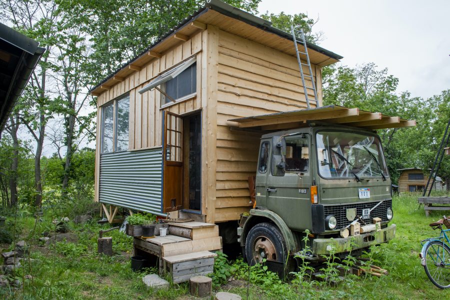 Tiny House är ett litet hus som ofta byggs på hjul för att det lätt ska kunna transporteras.