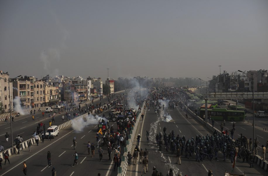 Polisen använder tårgas mot demonstranter som går in mot huvudstaden under republikens dag i New Delhi.