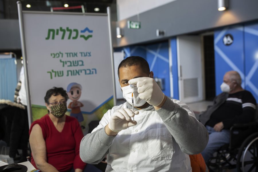 Vaccinationer utdelas vid en vaccinationsplats utanför Jerusalem.