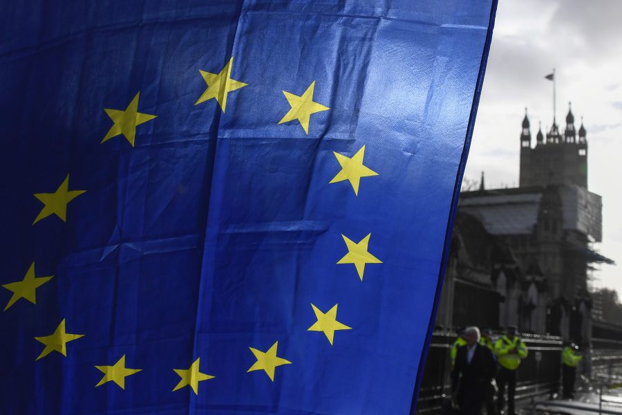 En EU-flagga som hålls upp av en demonstrant utanför Westminster i London.