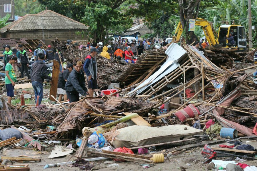 Förödelse efter att en tsunami träffade öarna Sumatra och Java i Indonesien 2018.