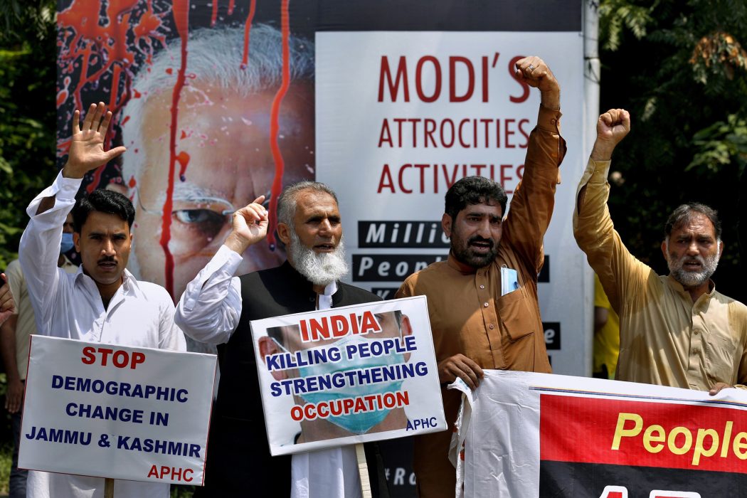 Separatistiska grupper i Kashmir protesterade mot centralregeringens nya riktlinjer för regionen genom en dagslång strejk