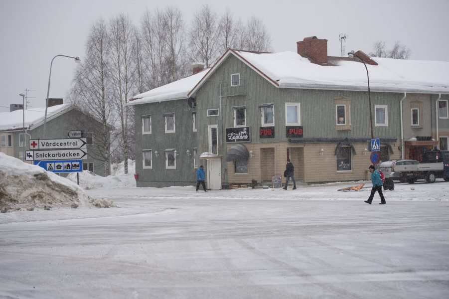 Många i Norrbotten håller två meters avstånd till andra – även i Pajala 2016, när den här bilden är tagen.