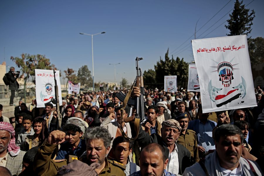 Houthianhängare demonstrerar mot USA:s beslut att terrorstämpla rörelsen utanför USA:s ambassad i Sanaa.