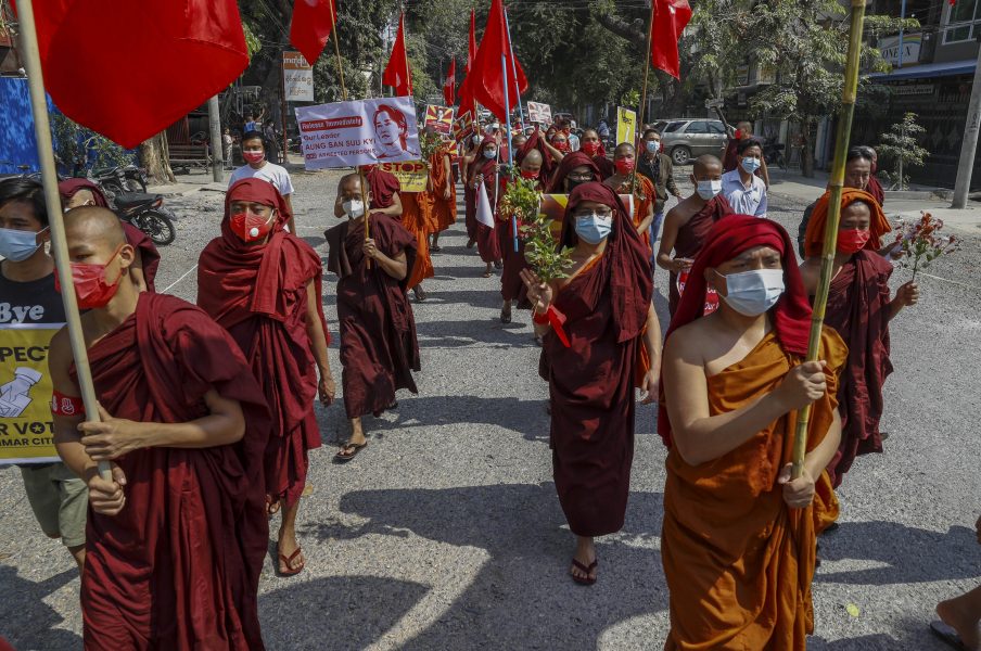 Munkar under en protest mot militärjuntan i Mandalay i centrala Myanmar under tisdagen.