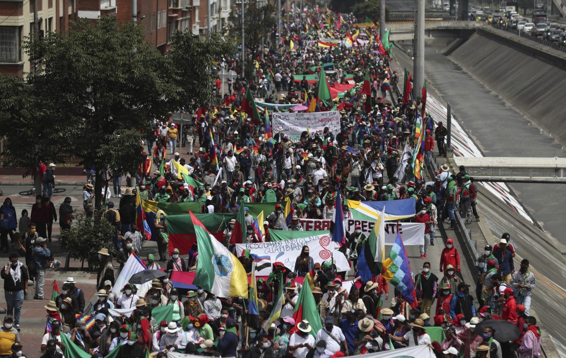Urfolk demonstrerar mot regeringen i Colombias huvudstad Bogota