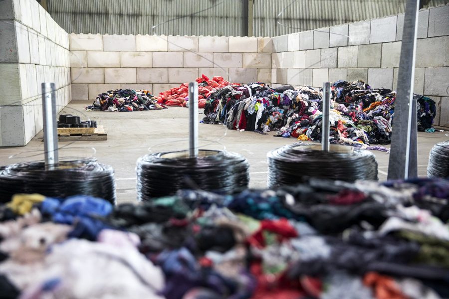 2025 inför EU ett krav på alla medlemsstater att textilavfall ska sorteras separat.