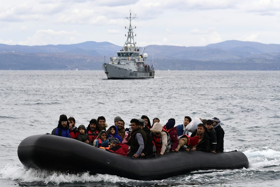 Frontex följer en grupp migranter till den grekiska ön Lesbos i en insats.