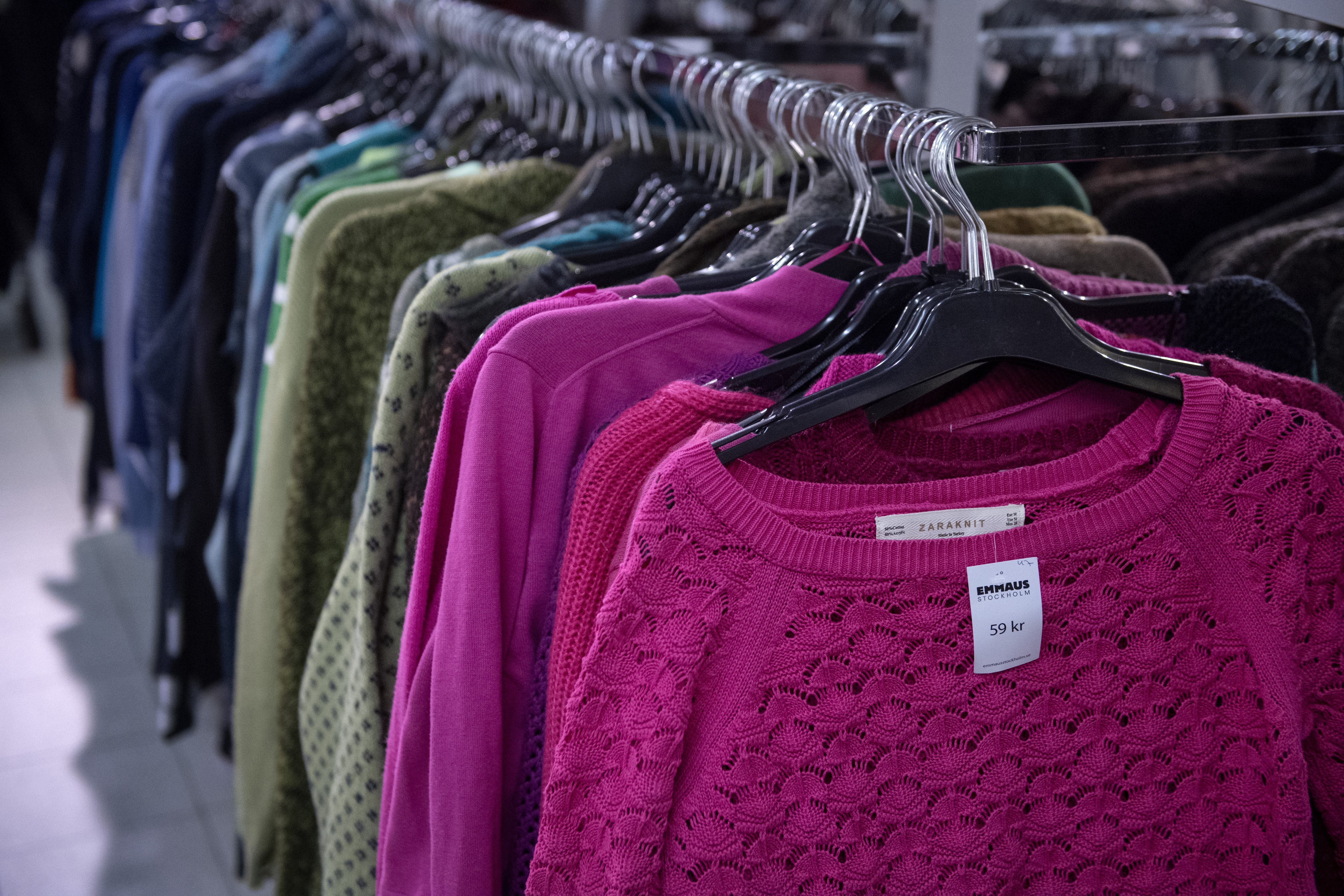 En ny undersökningen visar att allt fler kan tänka sig att köpa mindre mängder kläder om de visste att det gör skillnad för miljön.