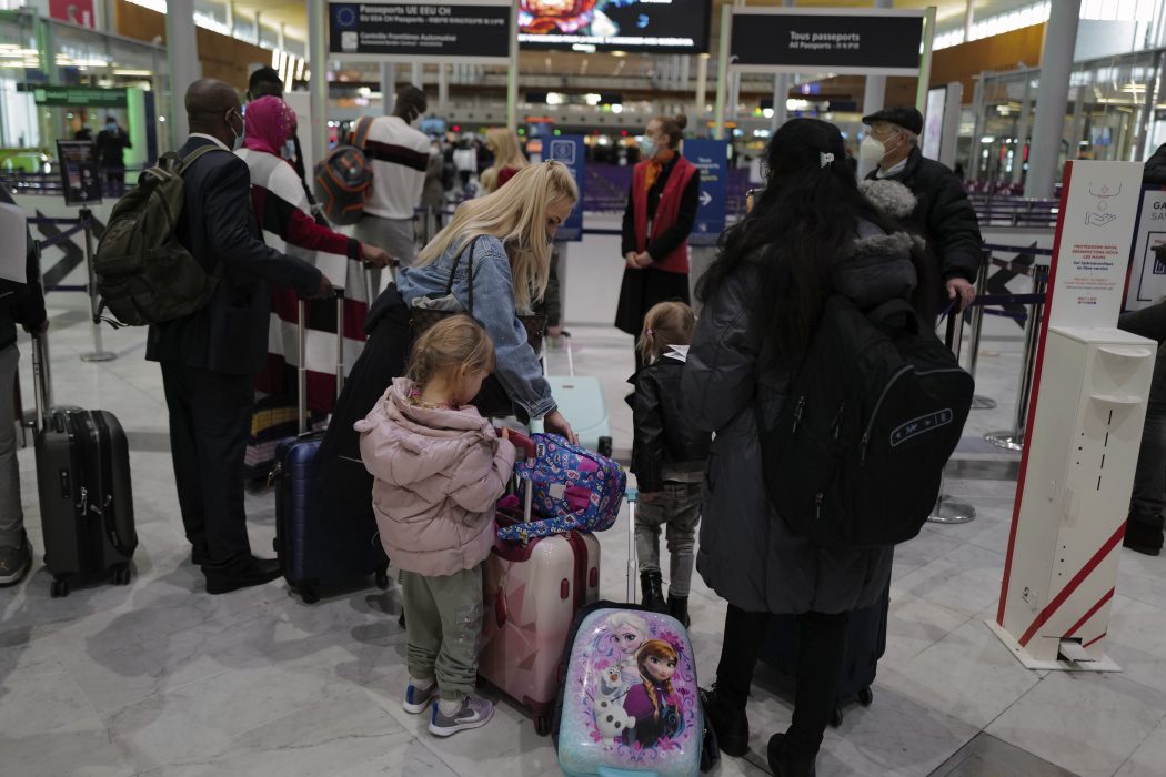 Passagerare checkar in på flygplatsen Charles de Gaulle.