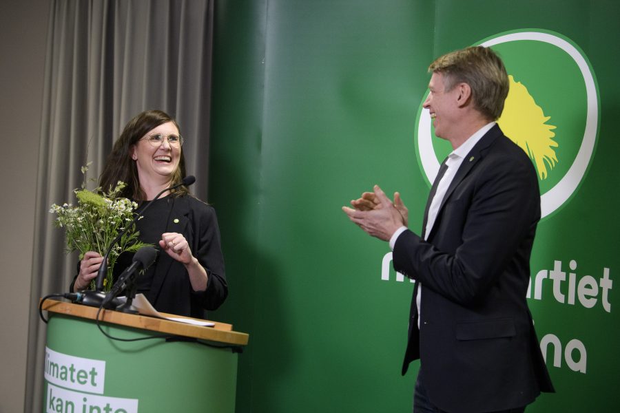 Märta Stenevi har valts till nytt språkrör och gratuleras med blommor av Per Bolund under Miljöpartiets extrakongress.