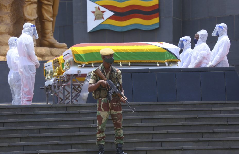 Begravning av tre högt uppsatta zimbabwier i Harare i januari.