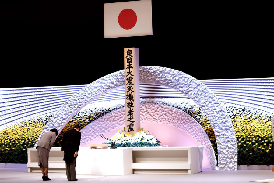 Japans kejsare Naruhito och kejsarinna Masako vid en ceremoni för att minnas offren för katastrofen den 11 mars 2011.