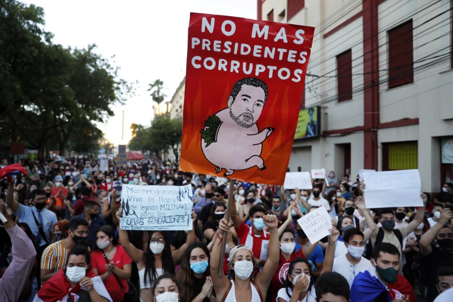 Demonstration mot Paraguays president Mario Abdo Benítez, som anklagas för korruption i samband med regeringens hanterande av coronakrisen.