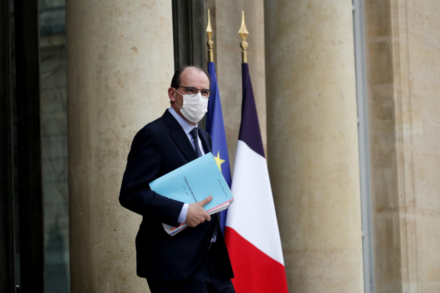 Frankrikes premiärminister Jean Castex får en spruta med Astravaccinet på fredag.