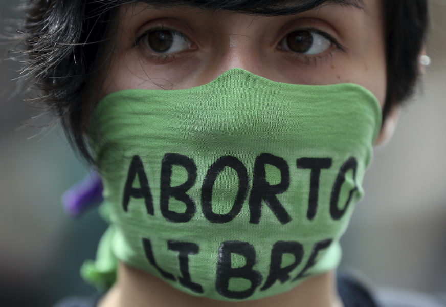 En kvinna demonstrerar för aborträtten i Colombia.