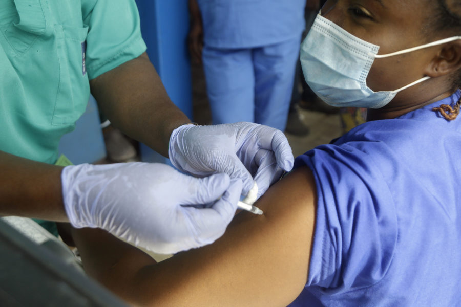 En sjukhusanställd för Astra Zenecas vaccin i Lagos, Nigeria.
