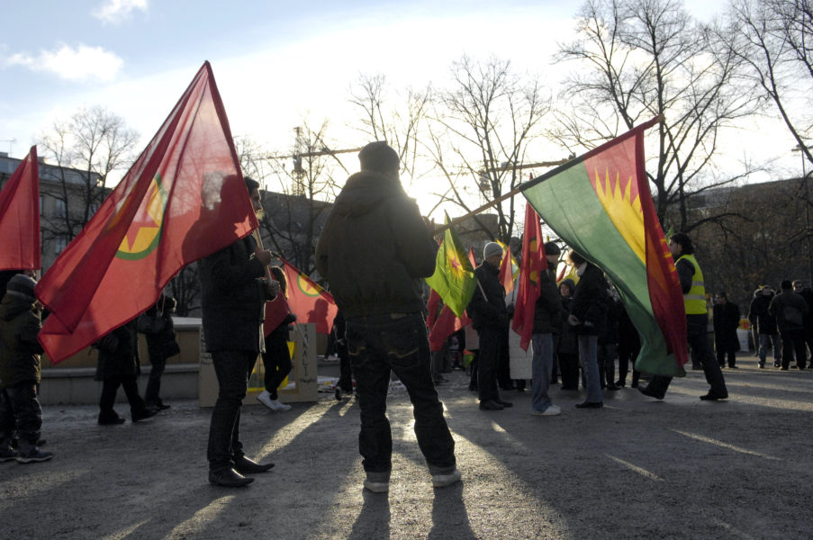 En demonstration för kurders rättigheter på Norra Bantorget i Stockholm.